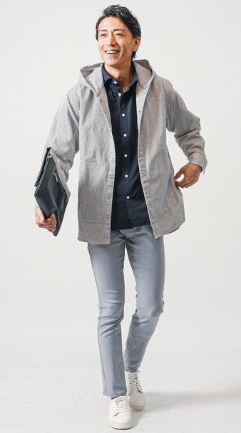 ライトグレーパンツ×シャツの春メンズコーデ