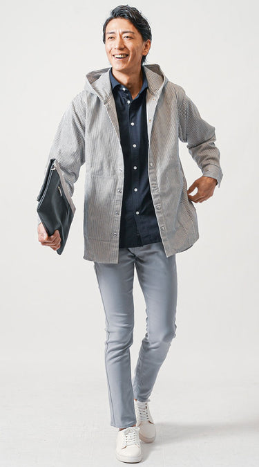 ライトグレーパンツ×パーカーの春メンズコーデ
