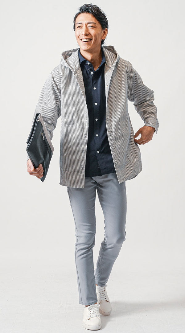 ストライプシャツとグレースキニーパンツを合わせた30代男性の爽やかな春コーデ