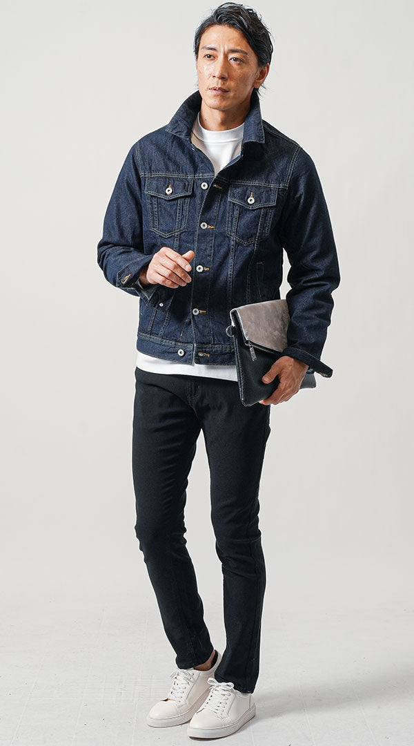 メンズにおすすめの濃紺デニムジャケットと白Tシャツ・黒パンツを合わせた清潔感のあるデートコーデ