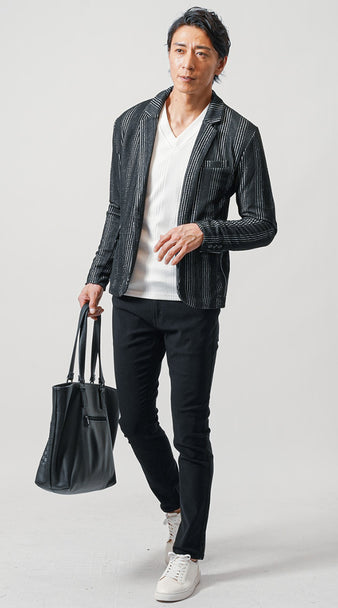 メンズにおすすめの黒ジャケットと白ニットを合わせた秋のちょいワルファッション