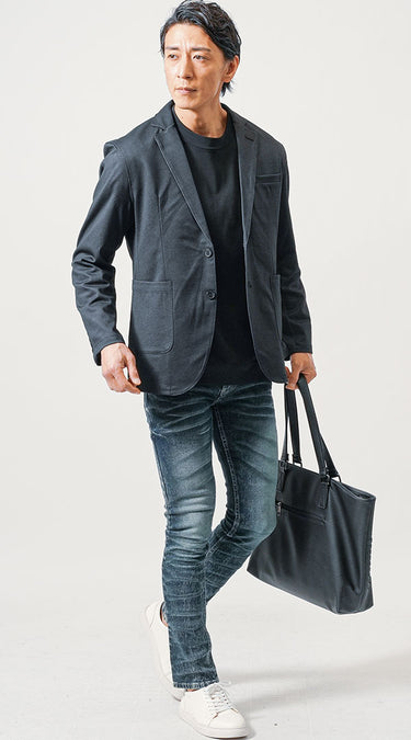 濃い色のジーンズとテーラードジャケットのコーデ例