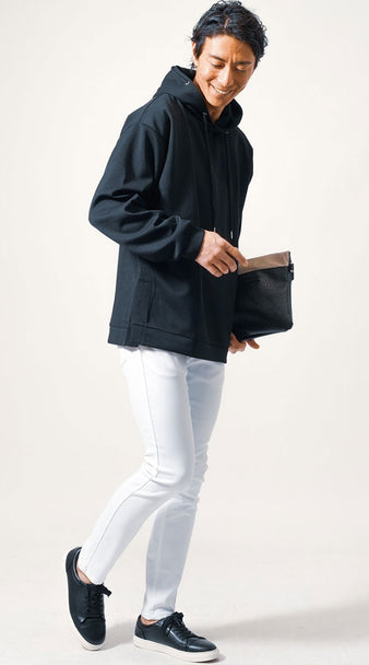 40代メンズにおすすめの白パンツと黒パーカーを組み合わせた秋のカジュアルコーディネート例