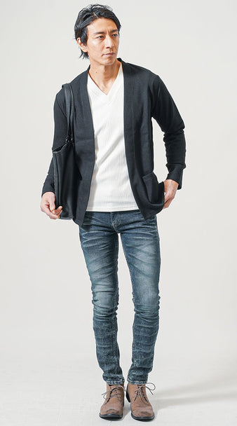 メンズにおすすめの黒のボタンレスカーディガンとデニムパンツを合わせた春のちょいワルコーデ