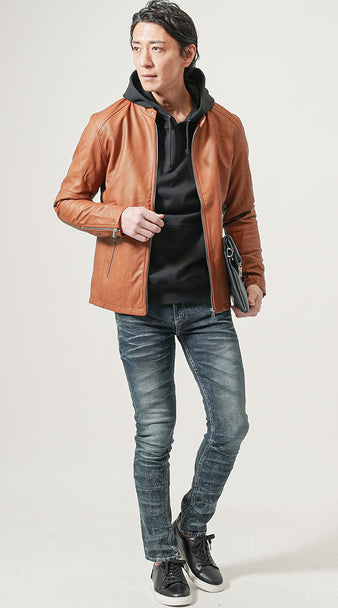 60代男性の秋服におすすめ レザージャケットとパーカーで防寒と若々しさを両立したコーディネート