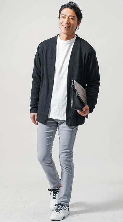 厚手ロンT白Tシャツと黒カーディガン、ライトグレーパンツの体型カバー向け40代メンズオフィスカジュアルコーデ
