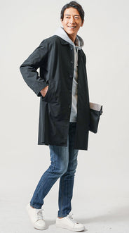 足首に向かって細くなっていくパンツと白スニーカーを合わせたコーディネート