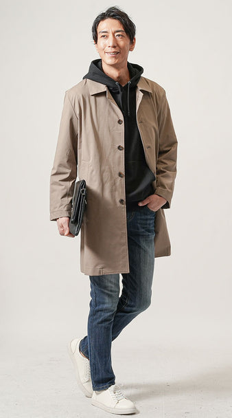 メンズにおすすめのステンカラーコート×パーカー×デニムパンツのコーデ例