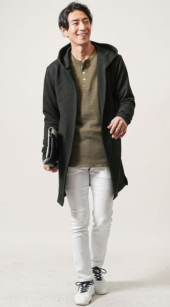 黒ロングパーカーにカーキTシャツと白パンツを合わせたメンズコーディネート