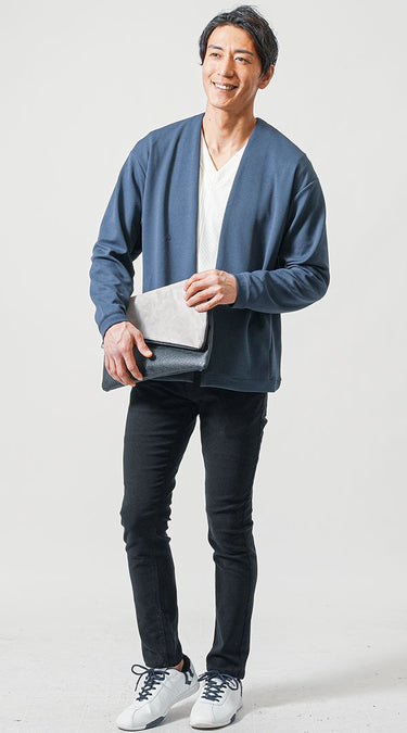 ネイビーのトップス・グレーのアウターと合わせた黒パンツのメンズコーデ例