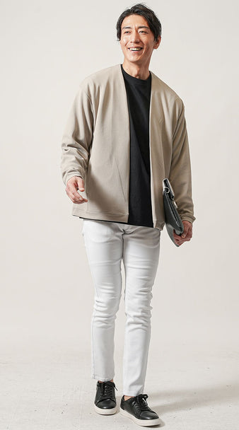 40代メンズにおすすめの白パンツとベージュのカーディガンを使った秋のシンプルコーディネート例