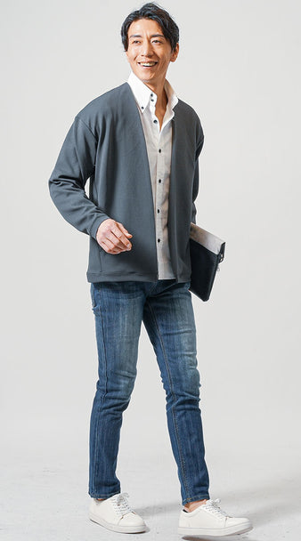 40代メンズの白シャツ×グレーカーディガンのコーデ例
