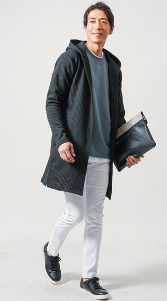 フーディガン×ロンT×白パンツのコーディネート