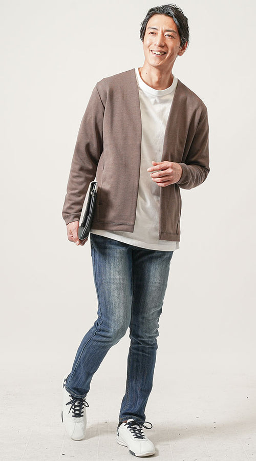 茶色カーディガンのメンズ春コーデ