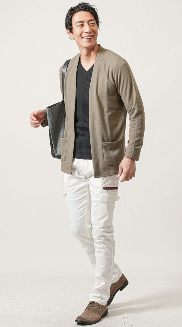 メンズにおすすめのベージュスエードチャッカブーツ×白パンツ春コーデ