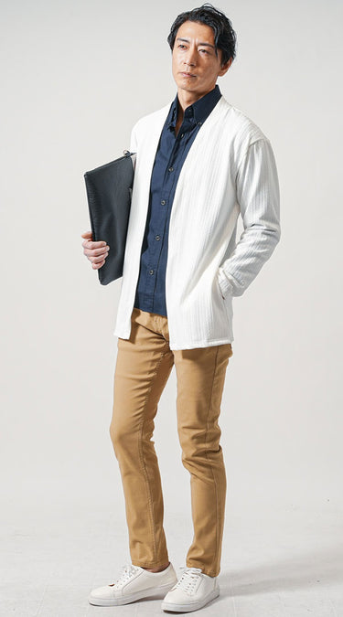 ネイビーシャツに合うベージュパンツの全身コーデ例