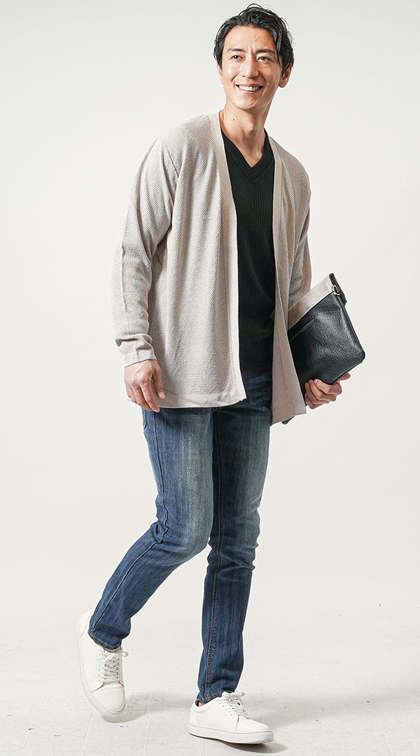 40代メンズにおすすめのベージュカーディガンと細身デニムで作る秋の飲み会コーディネート