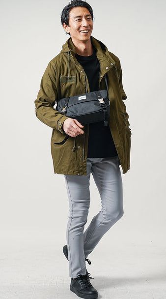 メンズにおすすめの黒スニーカーを取り入れたカーキアウターコーデ