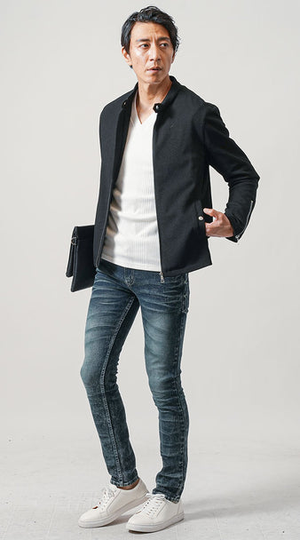 黒ブルゾンとインディゴブルーデニムを合わせたシンプルで洗練された大人コーディネート