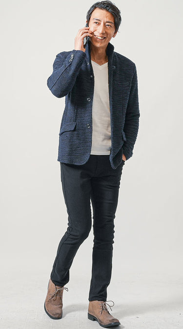 ネイビーのトップス・グレーのアウターと合わせた黒パンツのメンズコーデ例