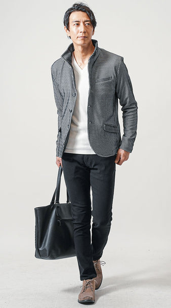 40代男性の春の飲み会向けコーデ 白ニットにストライプ柄ジャケットと黒パンツ、ブラウンスエードシューズを合わせたスマートな装い