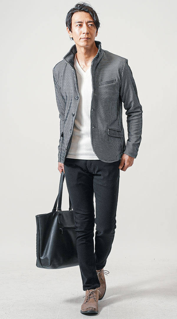 メンズ立ち襟スタンドカラージャケット秋コーデ 白ニットと黒パンツを合わせたモノトーンできれいめな着こなし