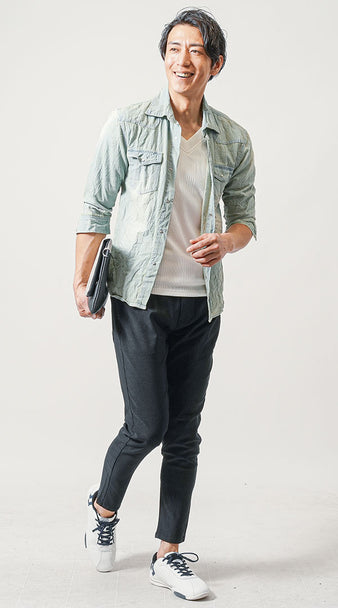 メンズにおすすめのデニムシャツコーデで白インナーと黒パンツを合わせた40代向けカフェスタイル