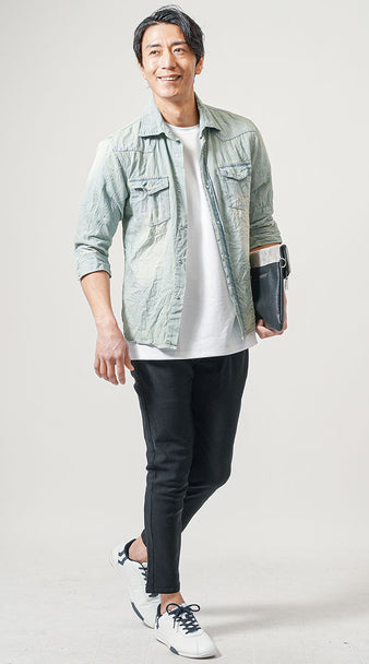 水色シャツに黒パンツを合わせた30代メンズの清潔感ある細見えコーデ