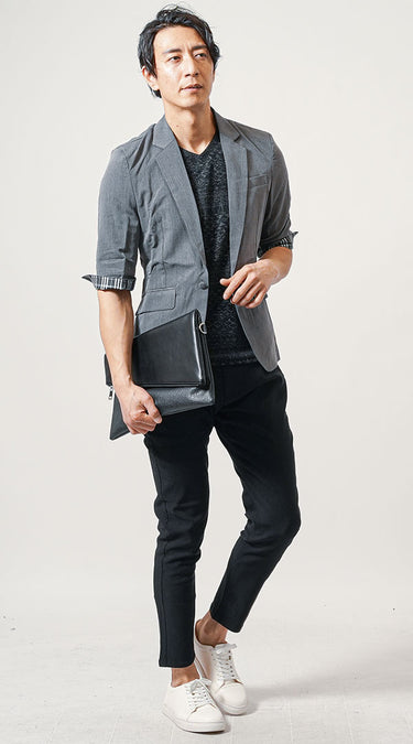黒チノパンとサマージャケットのおしゃれな夏コーデ例