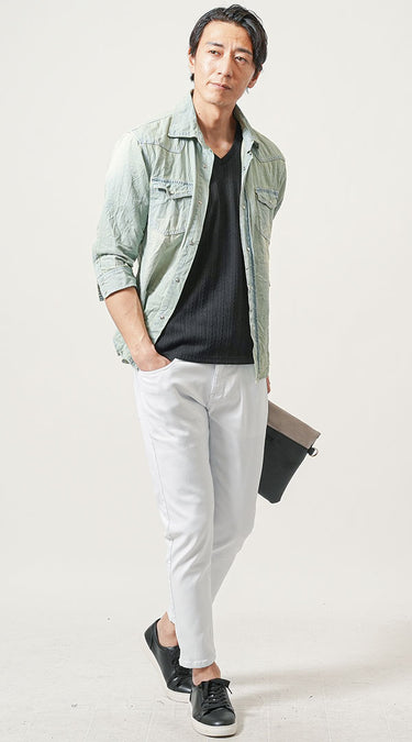 夏白パンツ×シャツコーデ
