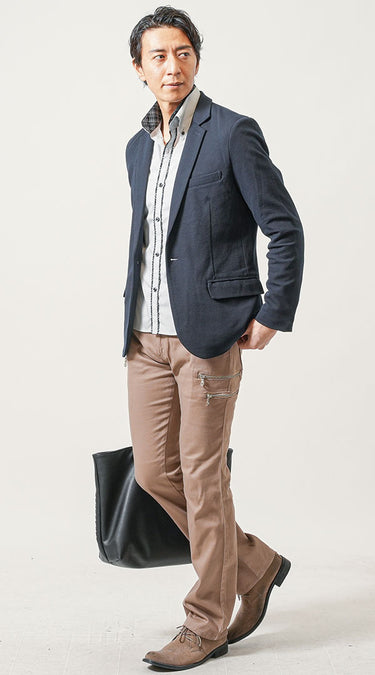 おすすめのベージュブーツカットパンツのメンズコーデ