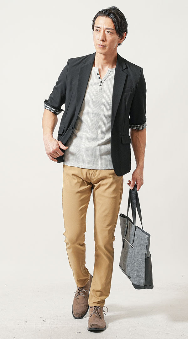 黒サマージャケットとベージュパンツを合わせた夏コーディネート