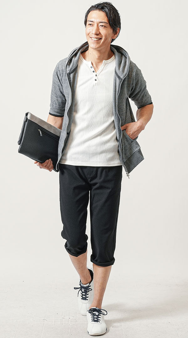 白のリブヘンリーネックTシャツにグレーの半袖パーカー、黒クロップドパンツを合わせた30代男性の夏のメンズ黒パンツコーデ。白スニーカーで軽快に仕上げたアクティブなスタイル。