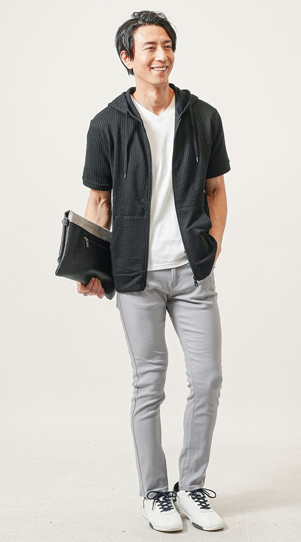 接触冷感白Tシャツに黒の半袖パーカーとグレースキニーパンツを合わせた涼しげなメンズコーデ