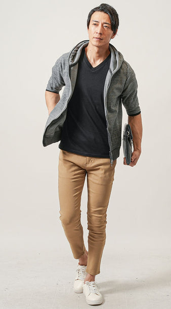 アンクル丈の濃いベージュパンツと合わせた40代向けの白スニーカーコーディネート