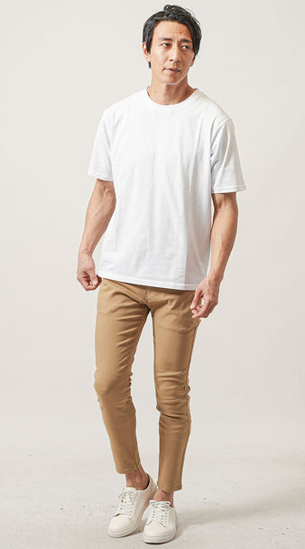 白Tシャツとベージュパンツの上品な夏ノームコアメンズコーディネート