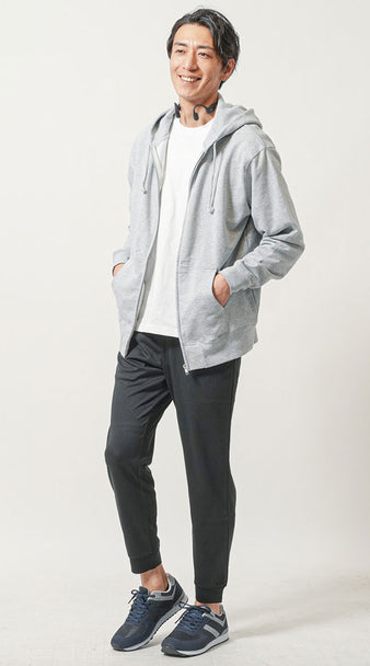 メンズにおすすめのストレッチ黒パンツとパーカーの休日カジュアルコーデ