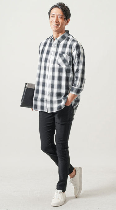 チェックシャツのボタンを留めて一枚で着たコーディネート画像