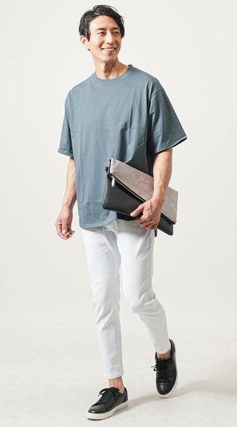 40代メンズの白パンツとミントグリーンTシャツを使った夏の爽やかカジュアルコーディネート例