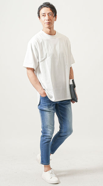 オーバーサイズ白Tシャツにアンクル丈デニムを合わせた大人の白Tシャツコーディネート