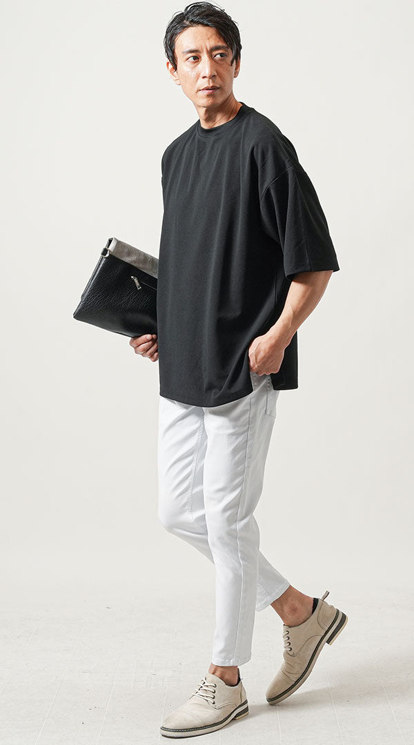 黒Tシャツと白パンツを合わせた30代メンズの夏コーデ