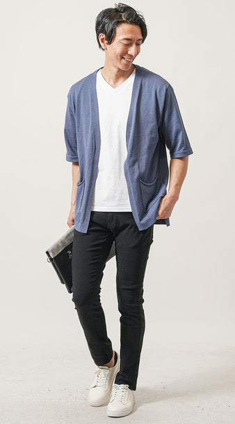 水色の服に合うズボンの色のおしゃれなコーデ