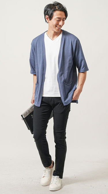 ネイビーのトップス・グレーのアウターと合わせた黒パンツのメンズコーデ例