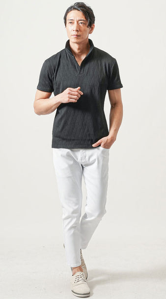 立体感のある黒ポロシャツに白パンツを合わせた夏の爽やかモードスタイルの男性