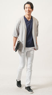 グレーカーディガンに合うズボンとのコーディネート