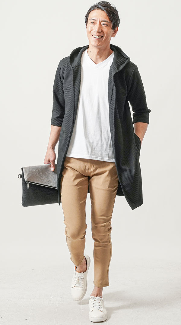 黒パーカーとベージュパンツを合わせた夏コーディネート