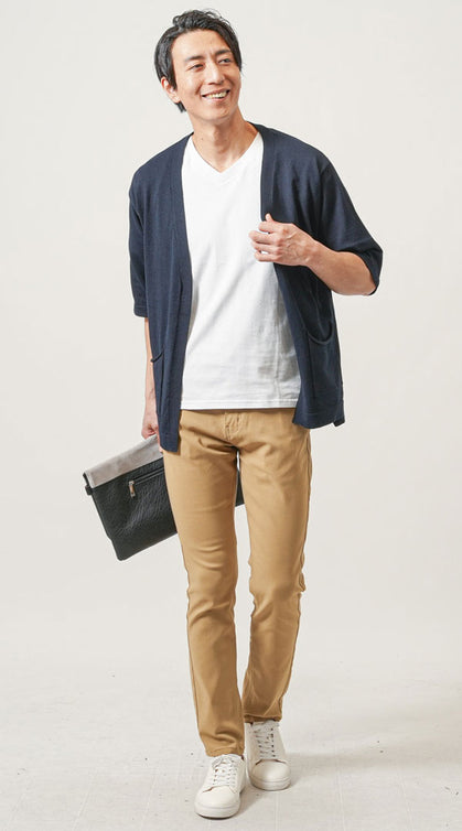 ネイビーカーディガンとVネック白Tシャツ、ベージュパンツを組み合わせた爽やかな夏のオフィスカジュアル