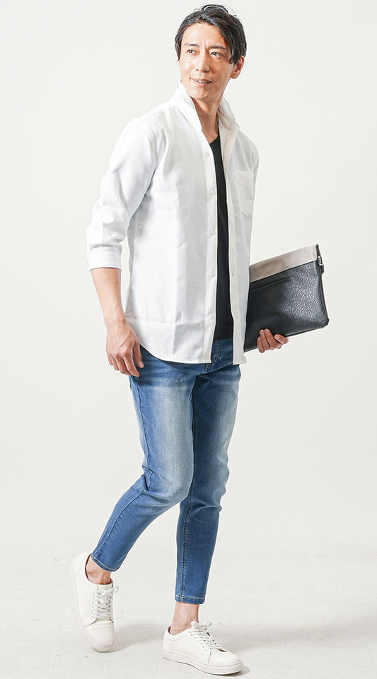 白7分袖シャツ　黒VネックTシャツ　ブルーデニムパンツ　白スニーカー　snp_nq0899