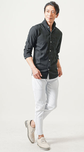 メンズの黒シャツと白パンツを組み合わせた夏のモノトーンコーデ