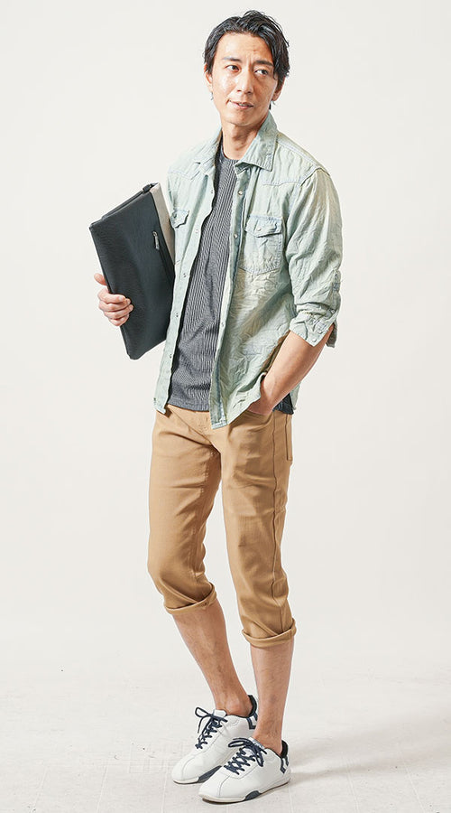 大人の休日・カフェシーンのクロップドパンツコーデ